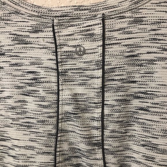 Lululemon Long Distance Short Sleeve Tee in Space Dye Gray & White Size Small - Picture 3 of 4